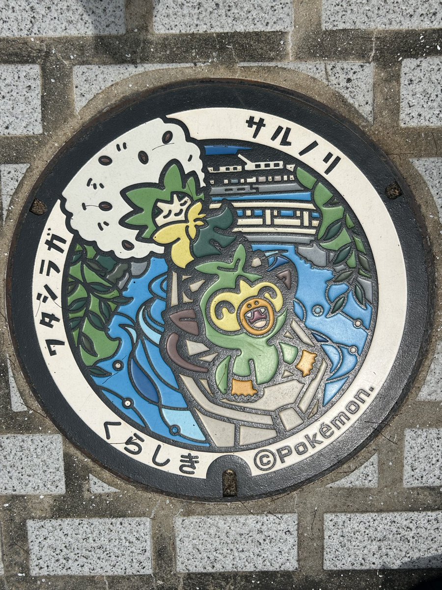TKkCRYUQhD37273's tweet photo. 岡山の「ワタシラガとサルノリ」のポケふた、マイナスイオン出すぎてる…！😭✨

桃太郎の「猿」にちなんで選ばれたサルノリ、ルカリオ桃太郎の後ろをルンルンで歩いてる姿が簡単に想像できちゃう。

ポチエナ（犬）、ケンホロウ（キジ）、そしてサルノリ。これで現代版のお供トリオが全員揃って、エモさが完全にキャパオーバーです…泣。 きびだんご無限にあげるから、私の肩にも乗って〜！

＃ポケ活 ＃サルノリ ＃ワタシラガ ＃鷲羽山 ＃岡山観光