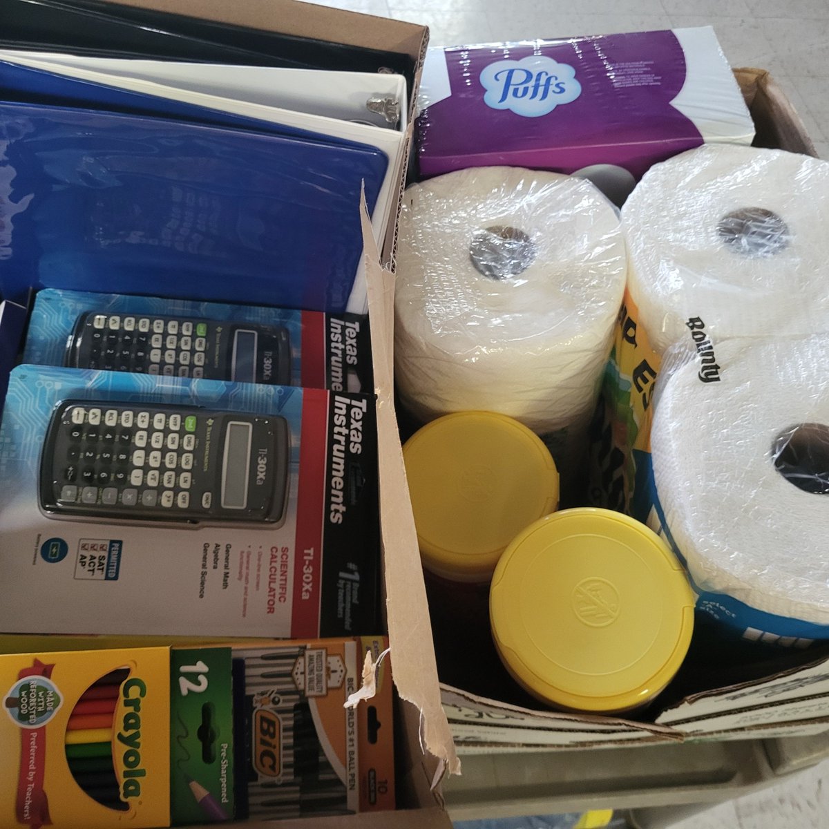 RandomActsOrg's tweet photo. Susan, our Reg. Rep for the Great Lakes region of the US, was able to provide over 150 items, including notebooks, pencils, glue sticks, calculators, and 20 backpacks to the foster families in the Intact Families program in her local area. She even received a thank you note! 💙💚 https://t.co/pggBNM25Sg