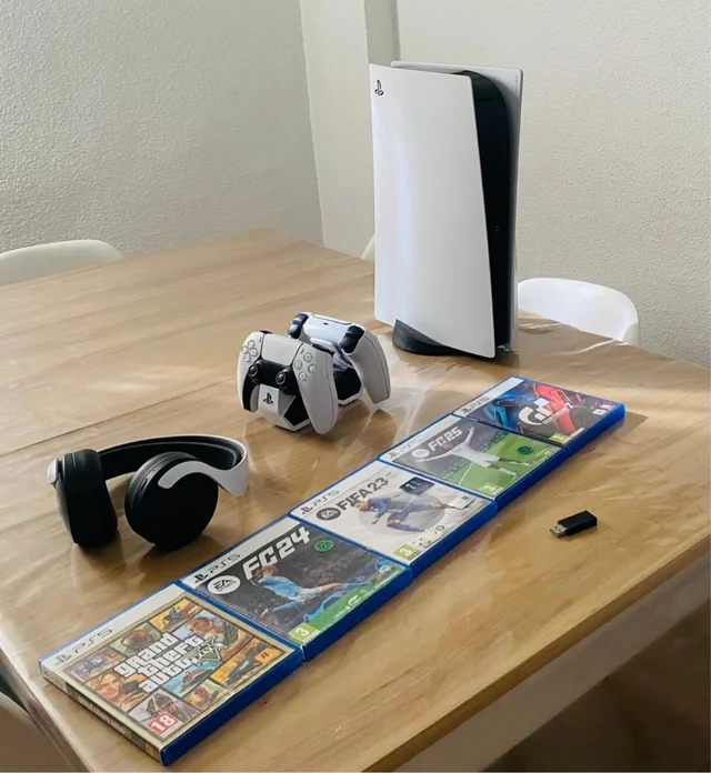 VicenPuig's tweet photo. Definicion basica del consumidor medio de playstation 5. Consola, 2 mandos, cascos, FIFOTAS, GTA V. Es el starter y finish pack de la mayorio de consumidores de Ps5.

No lo digo como algo malo, lo digo porque hay que hacer números de cuanta pasta se gastan se gastan de media. https://t.co/4yUqLlCIjD
