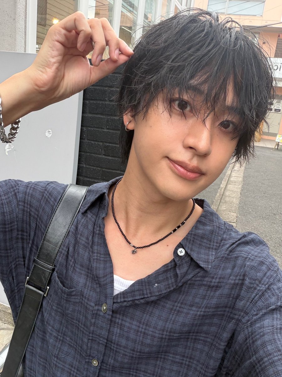 takuma_isawa's tweet photo. ヘアカット行ってきた！
めちゃいい感じにセットしていただいたー

ヘアセットでワックスつける時、一回ゴンみたいな過程通過するの、鏡で見ていつも笑い堪えてる笑 https://t.co/GDTp94YUhW