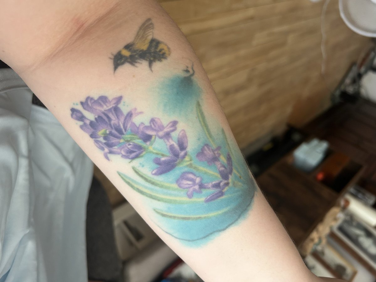 anxiousmumbling's tweet photo. i think the new trend should be "send someone with tattoos gifts on throne" i definitely dont just want to see peoples tattoos🙂‍↕️i will start 

i have 1 tattoo (: want more though!

https://t.co/qLUG4qkUYw https://t.co/llArC88ajb