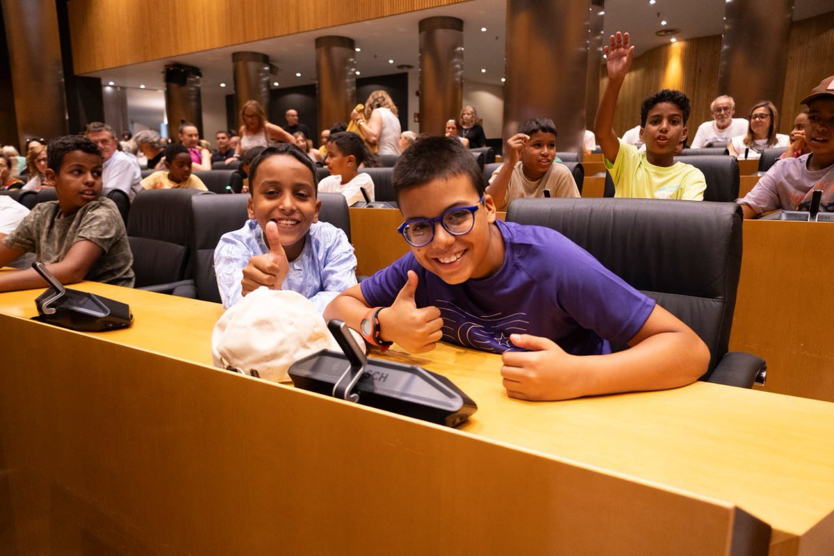 EnriqueSantiago's tweet photo. 🇪🇭 Hoy hemos acogido en el Congreso a los niños y niñas de "Vacaciones en Paz".

Una iniciativa por y para la infancia saharaui que inició @elpce e hicieron suya las asociaciones de solidaridad y miles de familias.

Ojalá crezcan en un Sáhara libre de la ocupación marroquí. ✊🏻 https://t.co/NSRCrIWB7o