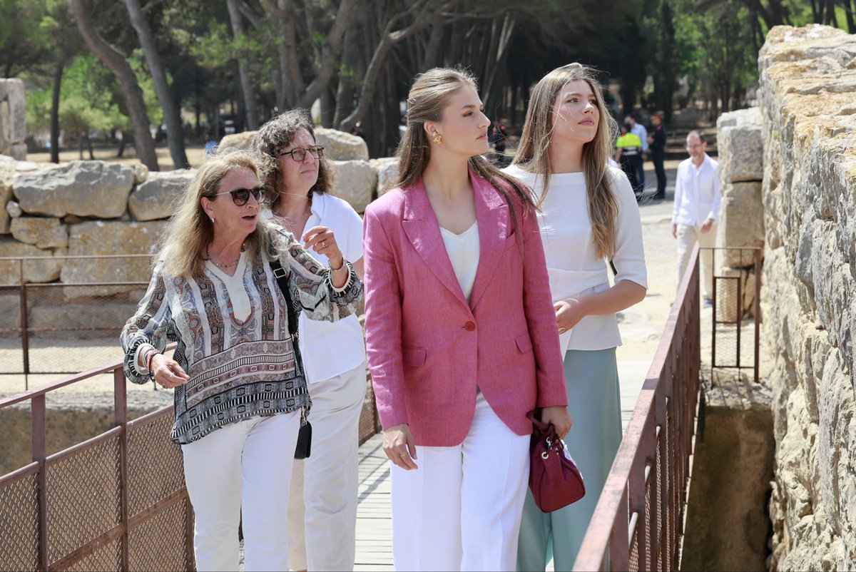 CasaReal's tweet photo. Llegada de la Princesa de Asturias y de Girona y la Infanta Sofía al conjunto arqueológico de Empúries,  en L'Escala (Girona), el único yacimiento arqueológico de la Península Ibérica donde conviven los restos de una ciudad griega y otra romana en un mismo recinto visitable.

 #PremiosPrincesaDeGirona 2026

➡️https://t.co/7LH3Qbr969