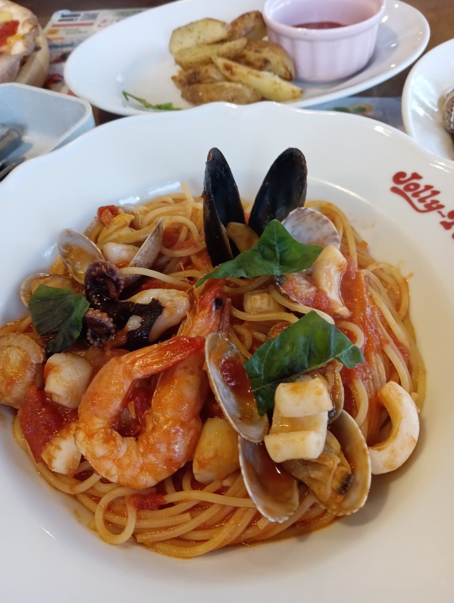 __kiyone__'s tweet photo. 今日は妻の、前々から食べたいと言ってたイカ墨パスタ欲にお応えして、ジョリーパスタに行ってきました🍝
どれも美味しいし、キッズメニューも充実してて良いですね。我が子もめちゃくちゃ食べてました👶笑 https://t.co/E6yKia6BlV