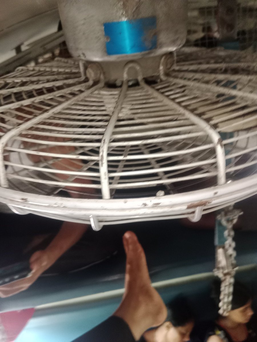 Gopikumar0's tweet photo. @indiarailway   @IRCTCofficial 12565 bihar sampark kranti superfast express ka #S5 ka 1 v fan nhi chal raha hai. Please chalu krwaye ?? https://t.co/SXg2XVDdSB
