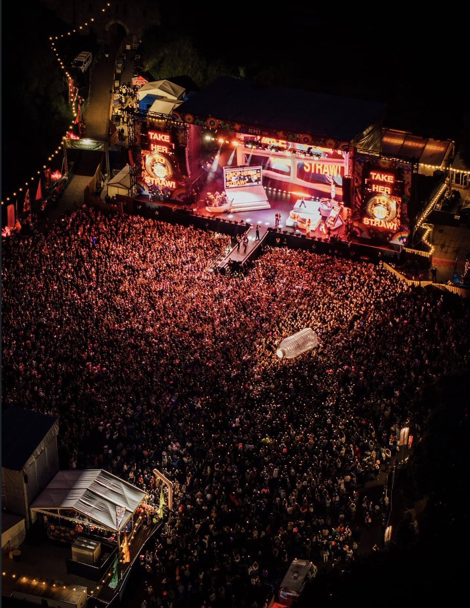 _Ludoisback's tweet photo. Il faut être honnête : la tournée européenne estivale de Katy Perry est un vrai gros succès.
L’idée de parcourir les festivals était une très bonne idée, elle se produit devant des gens parfois non acquis à la cause et qui repartent conquis ! https://t.co/F0HzFYtjum