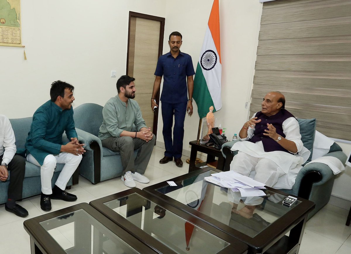 BjpVipsanjay's tweet photo. नई दिल्ली भाजपा के वरिष्ठ नेता एवं माननीय केंद्रीय रक्षा मंत्री आदरणीय श्री @rajnathsingh जी से उनके आवास पर शिष्टाचार भेंट कर उनका स्नेहिल आशीर्वाद और अमूल्य मार्गदर्शन प्राप्त किया।

आपका सरल व्यक्तित्व, दृढ़ नेतृत्व और राष्ट्रसेवा के प्रति समर्पण हम सभी के लिए प्रेरणास्रोत है। https://t.co/ATjgZEmQ9F