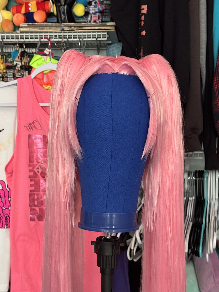 seatednsweating's tweet photo. being a cosplayer is like always having an extra person in your house. except their hair changes color !! https://t.co/h6Ao2Y2Z64