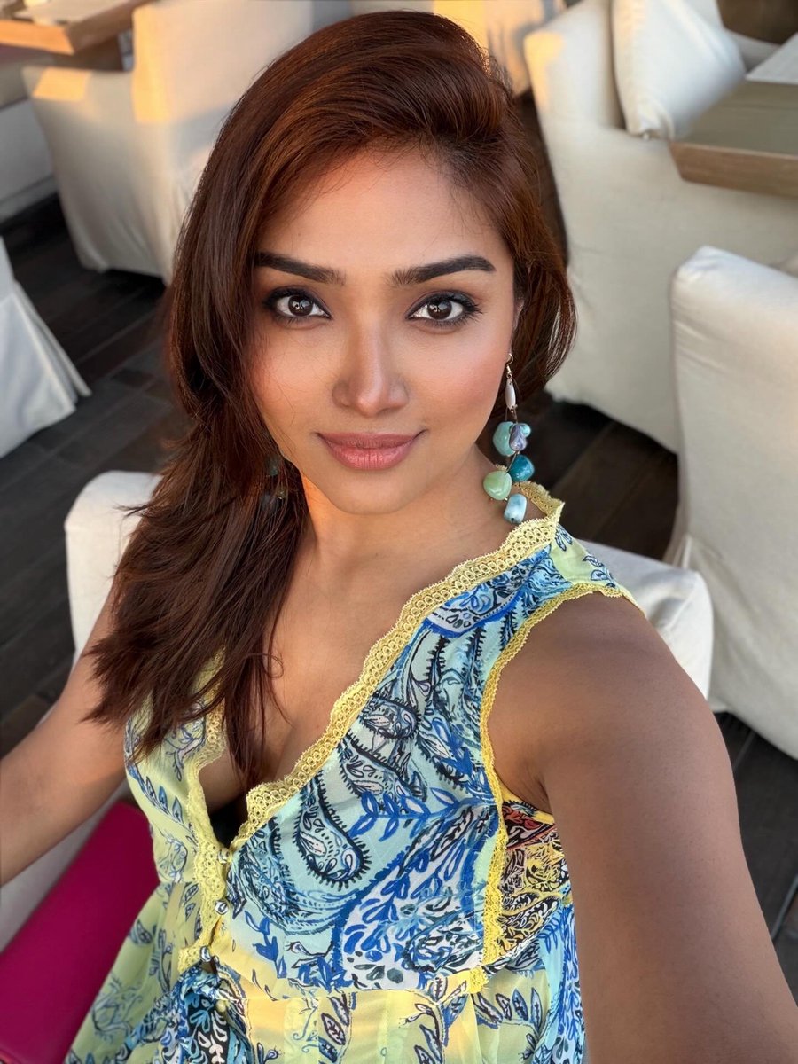SpicyDivas69's tweet photo. Her eyes pull you in, her beauty keeps you there 😍✨️

#Aishwaryadevan https://t.co/5ZVNiZU9lg
