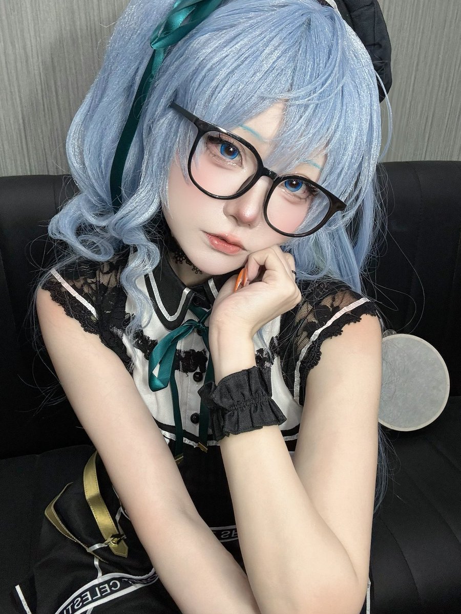 hanasakimakura's tweet photo. メガネあり?なし? https://t.co/C1h7oWGoo0