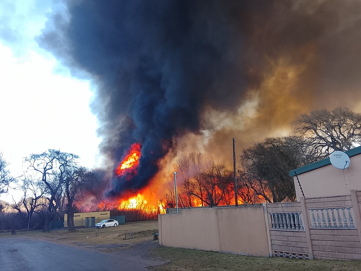 LulamaTeka's tweet photo. Huge veld fire by Florida Lake @CityofJoburgZA @ER24EMS 
#explore https://t.co/mL4GUK1ByX