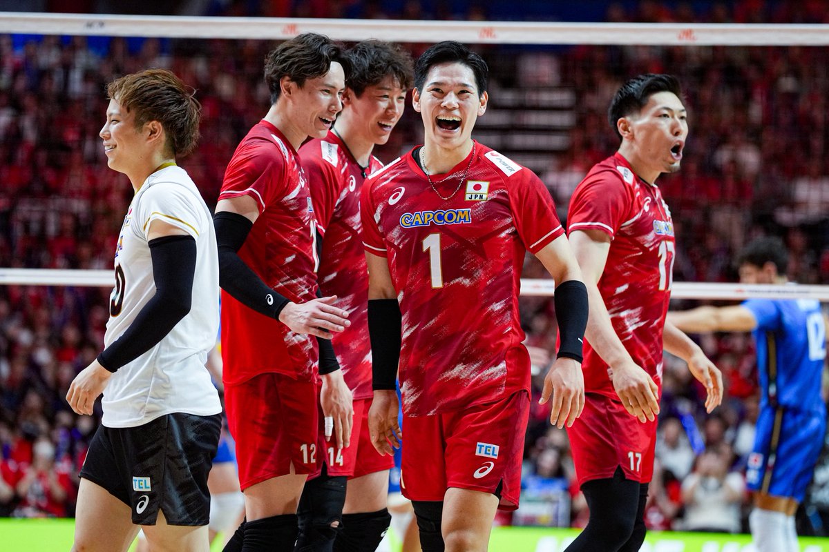 theanswerc2's tweet photo. バレーボール男子 #ネーションズリーグ 大阪大会🏐

イタリア🇮🇹との熱戦中…

#西本圭吾 選手のあまりの気迫に思わず笑ってしまう #西田有志 選手🦍

写真：中戸川知世(@nakatogawachise)

#VNL #VNL2026 #volleyball https://t.co/iYMV9WV8LC