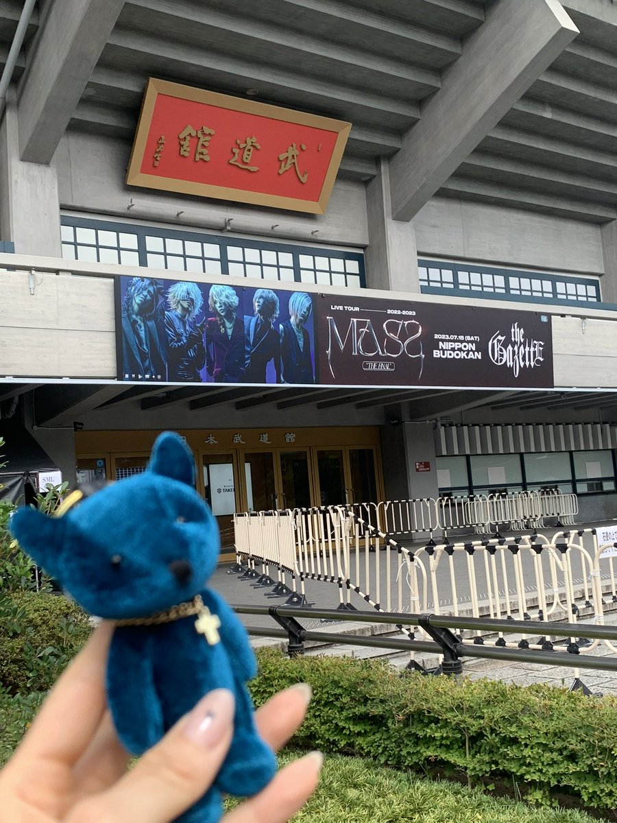 luvandwind_gz's tweet photo. 3年前たぶん人生で最初で最後だと思われる武道館の最前🪑
そしてこの日泊まったホテルの飲食スペースではお電話してるアレン様をお見かけしたなんとも素晴らしい日でした。
この日に戻りたい。 https://t.co/pr0iho8tjN