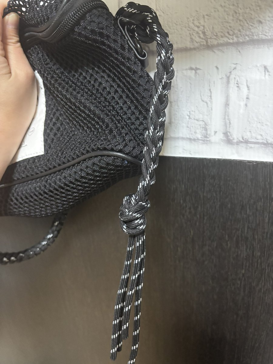 pon___blue1202's tweet photo. ショルダーバッグの紐編んでみたんだけど結構いいかも
紐調整する時めんどいから別の紐付けようかな🙄 https://t.co/9iMJIZHPcT