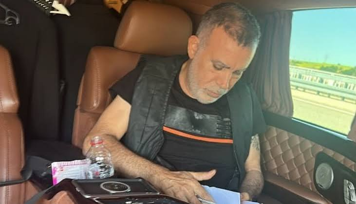 mmustafauzun's tweet photo. Perde arkasında hangi hesaplar var acaba?

Bu kadar büyük yardım paralarının tek bir kişinin kumar tutkusuyla yok olup gitmesi pek mantıklı değil bence. Çok daha organize bir iş var burada. Tapu devirleri, şu bu, kumarın ötesinde bir şey var. 

Ortada tek bir adamın zaafından çok daha büyük, organize bir çark döndüğü belli. 

Yardım adı altında toplanan o devasa paralar muhtemelen birilerinin kontrolünde, dikkat çekmeyecek gizli kanallardan bambaşka yerlere aktarıldı. 

Haluk Levent’in şimdi harcanıyor olması asıl hikayeyi gizlememeli. Kumar masası işin sadece kılıfı bence.