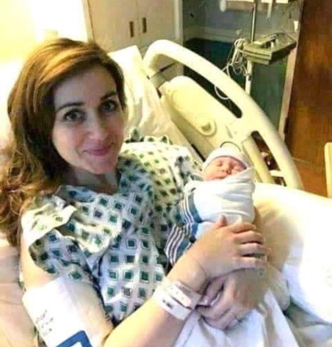 Rainmaker1973's tweet photo. Dr. Amanda Hess was 9 months pregnant with complications, and was in the hospital to be induced into labor. 

She was putting on her gown when she overheard that a mother in another room needed an emergency delivery because her baby was in distress, but her doctor wasn’t available. 

Amanda threw on another gown and delivered the woman’s baby. Then she gave birth to her own baby an hour later.