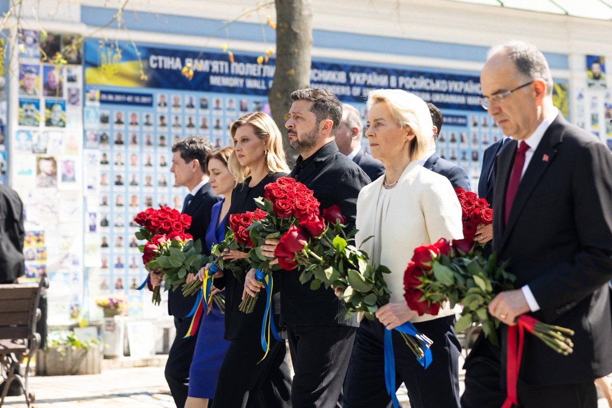 ZelenskyyUa's tweet photo. Разом з лідерами і представниками країн Південно-Східної Європи та Урсулою фон дер Ляєн вшанували памʼять наших загиблих воїнів. 

Ми дякуємо кожному й кожній за те, що розпочали свій візит у День Української Державності і День хрещення Київської Русі – України з поваги до українських героїв.

Вічна шана українцям і українкам, що віддали життя заради незалежності України й безпеки всієї Європи.