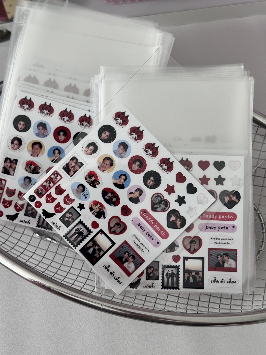 prperthsanta's tweet photo. แจกGiveaway ครั้งแรก

'PERTH SANTA DEVIL'S KISS CONCERT👿💋'
📍Paragon hall วันที่ 18 ค้าบ
มารับกันได้นะคะ (คนแจกค่อนข้างอินโทรเวิต)

ขอบคุณคุณนุ่นที่ช่วยออกแบบให้นะคะ: @qqiaoyue_  
สั่งผลิตจากร้านนี้ค้าบ: @polaroidtamsung 
#Perthsanta #PerthSantaConcert #รีวิวตามสั่ง #qiaoyue_rv https://t.co/zUuINbMnrg
