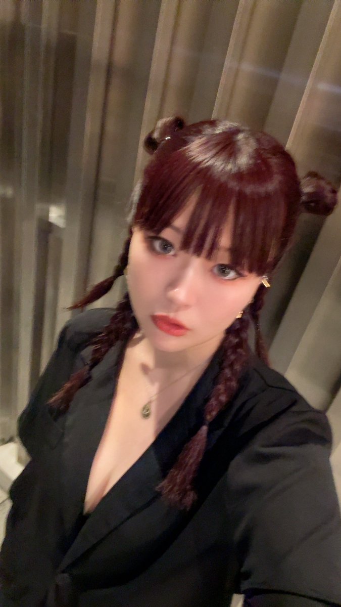 vitomme's tweet photo. 音楽関係のパーティーへ
雨のキャットストリート🐈 https://t.co/H6V2Y6fYIf