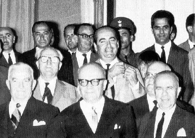 Gr_Akritas's tweet photo. Με τις ευλογίες των ΗΠΑ,οι εγκάθετοι τους, άνοιξαν τον δρόμο της εθνικής τραγωδίας.. 15 Ιουλίου 1965.. #Αποστασία #Ιουλιανά https://t.co/5niIhHIpA2
