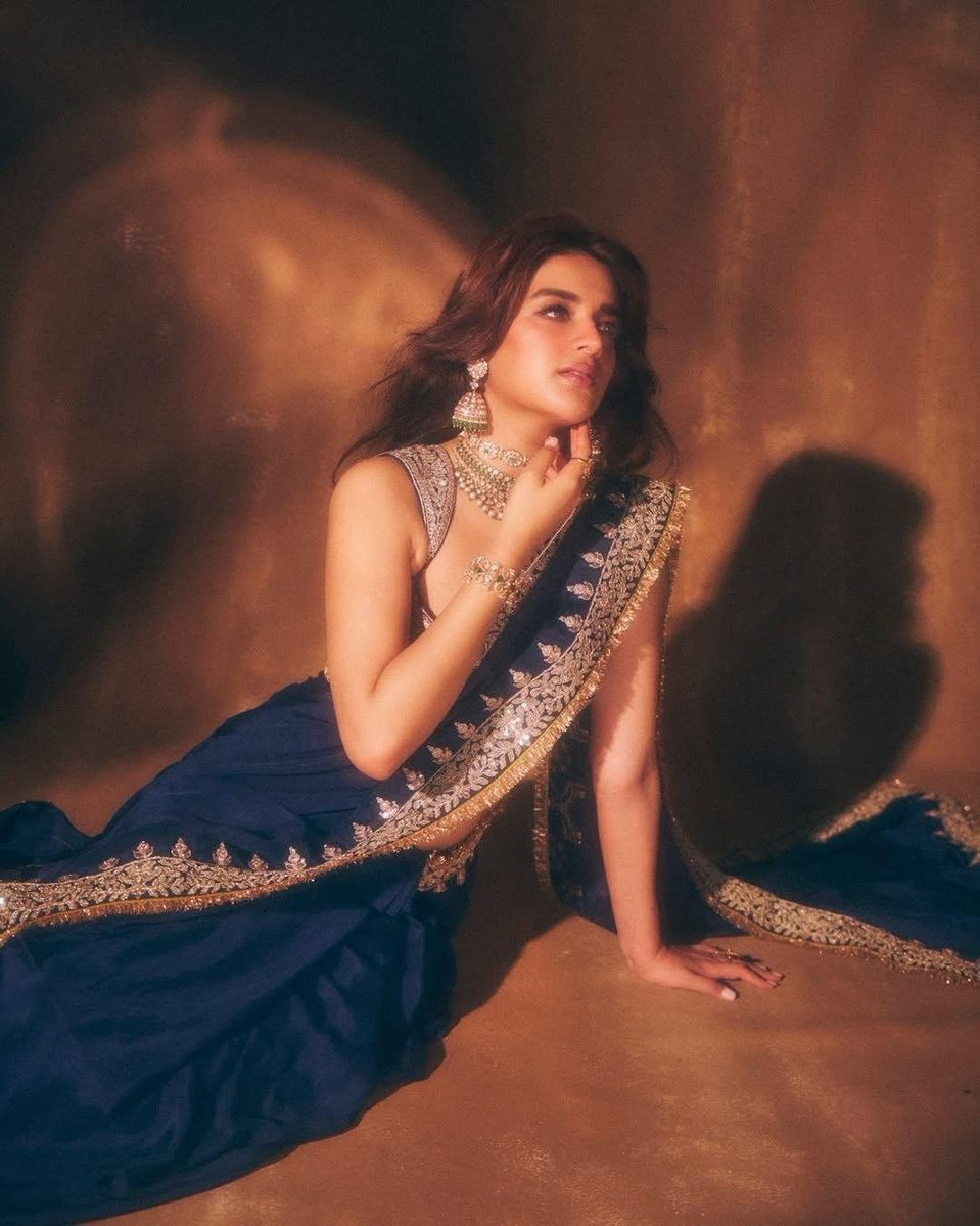PrettyHubSpot's tweet photo. Nidhhi Agerwal.

Stunning in a Gopi Vaid Blue Saree. ✨💫 https://t.co/ANAHMtqfrx