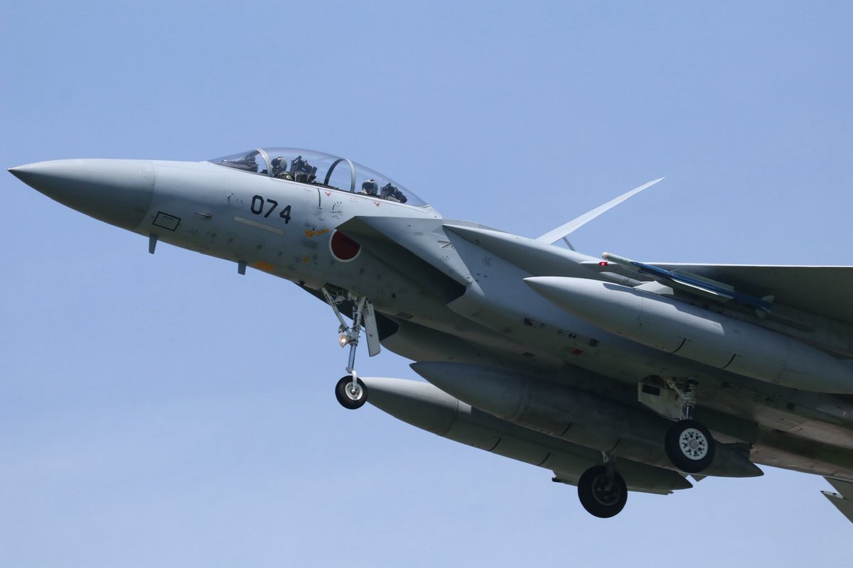 bluewind_e531's tweet photo. 昨日の緊急着陸機が退いてからどんどん降りてくるイーグル達
15機くらい降りてきたかな？ https://t.co/EPqMs8HPnR