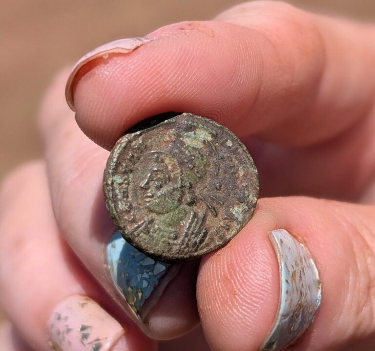 DAntiquis's tweet photo. A 1,700-year-old coin celebrating Constantinople has been found at a Roman villa in Devon, linking rural Britain to the political world of Constantine’s empire.
https://t.co/VMCNPgbytN
#Archaeology #RomanEmpire #Constantinople https://t.co/5BcYVbUdR8