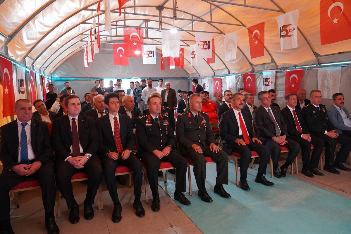 SirnakValiligi's tweet photo. Valimiz Birol Ekici, Garnizon Komutanı Tümg. Rıfat Dönel, Belediye Başkanı Mehmet Yarka ve il protokolü ile, 15 Temmuz Demokrasi ve Millî Birlik Günü'nün 10. yılı kapsamında "İrade Bizim, Zafer Bizim" temalı sinevizyon gösterimini izledi, ardından 10. Yıl Anı Defteri'ni imzaladı. https://t.co/hXSARDzdTS