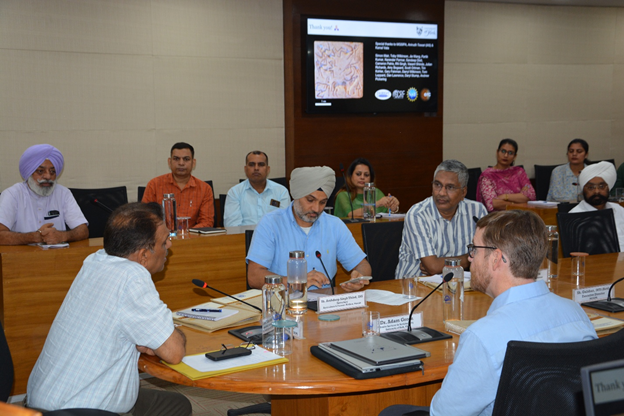 mgsipa's tweet photo. Dr. Anirudh Tiwari, IAS, Special Chief Secretary-cum-Director General, MGSIPA, engaging in an insightful discussion during the programme on The Archaeology of Agricultural Economics: Insights into Sustainability Issues. #MGSIPA #SustainableAgriculture #AgriculturalEconomics https://t.co/HorbTXNNwM