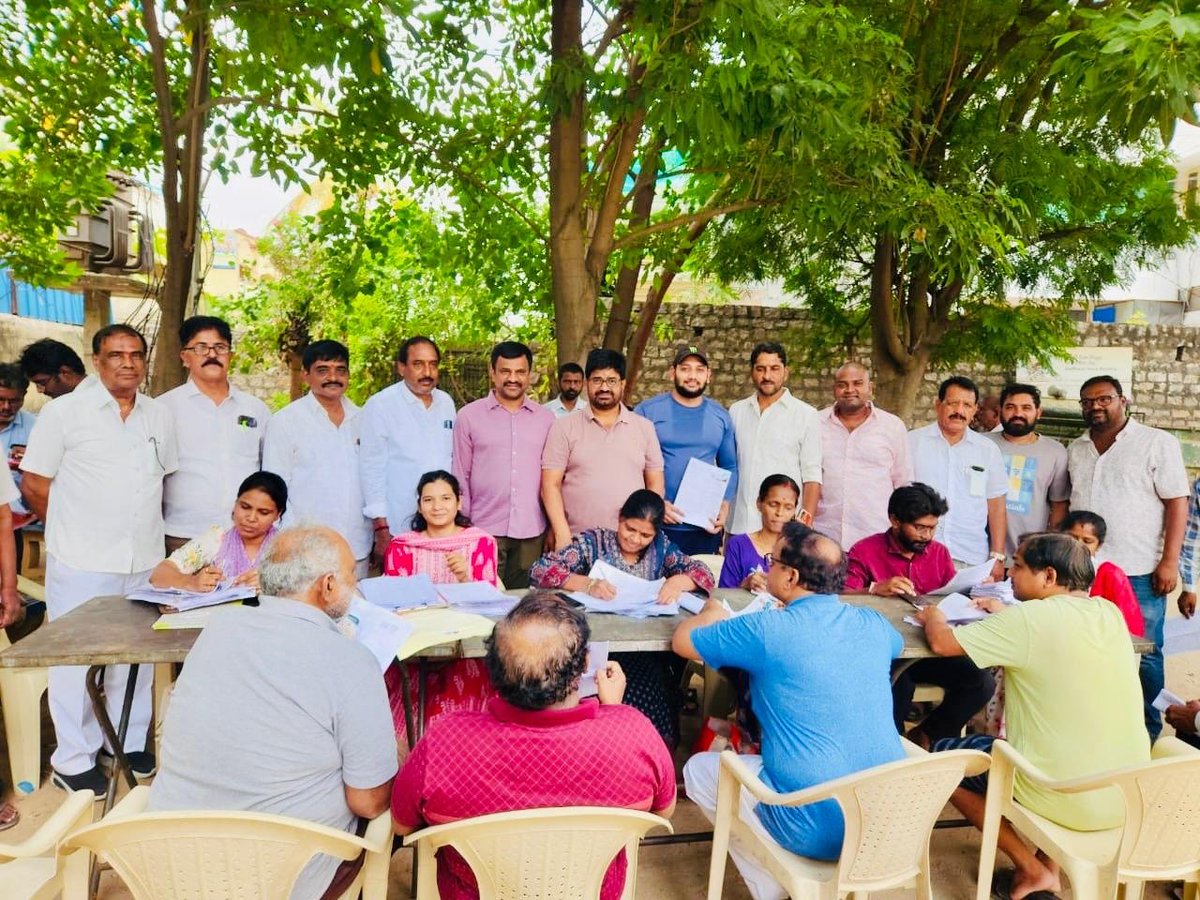 JakkaVenkat2020's tweet photo. మల్కాజిగిరి మున్సిపల్ కార్పొరేషన్ పీర్జాదిగూడ వార్డు పరిధిలోని బుద్ధానగర్ లో కొనసాగుతున్న #SIR (సంక్షిప్త ఓటర్ సవరణ) కార్యక్రమంలో పీర్జాదిగూడ మున్సిపల్ కార్పొరేషన్ *మాజీ మేయర్ శ్రీ జక్క వెంకట్ రెడ్డి గారు* పాల్గొని SIR నిర్వహణ, ఎదురవుతున్న సమస్యలపై *బీఆర్ఎస్ పార్టీ బీఎల్ఏ* లతో సమీక్షించారు. ఓటు హక్కు భారత పౌరుల ప్రాథమిక హక్కు అని, ప్రతి పౌరుడు SIR లో పాల్గొని తమ తమ ఓటుకు సంబంధించిన డిక్లరేషన్ ఇవ్వాలని సూచించారు. SIR అనగానే చాలా మంది ఆందోళన చెందుతున్నారని, డిక్లరేషన్ ఫారం లో వివరాలు నమోదు చేసి బీఎల్ఓలకు అందిస్తే ఓటు కోల్పోయే పరిస్థితి ఉండదన్నారు. కానీ డిక్లరేషన్ విషయంలో నిర్లక్ష్యం చేస్తే ఓటు హక్కు కోల్పోయే అవకాశం ఉందన్నారు. ఈ కార్యక్రమంలో మాజీ కార్పొరేటర్ మధుసూదన్ రెడ్డి, పీర్జాదిగూడ మున్సిపల్ కార్పొరేషన్ బీఆర్ఎస్ పార్టీ మహిళా విభాగం మాజీ అధ్యక్షురాలు కొరిపెల్లి నిర్మల, యువజన విభాగం మాజీ అధ్యక్షులు పైళ్ల ప్రభాకర్ రెడ్డి,  పార్టీ సీనియర్ నాయకులు గూడూరు నర్సింహారెడ్డి, మంద జగన్నాథం, చిర్ర సంతోష్ రెడ్డి, ప్రభాకర్ రెడ్డి, ఏనుగు మల్లారెడ్డి, పాశం నర్సింహారెడ్డి,లక్ష్మి నర్సింహారెడ్డి తదితరులు పాల్గొన్నారు. @KCRBRSPresident @KTRBRS @BRSHarish @BRSparty