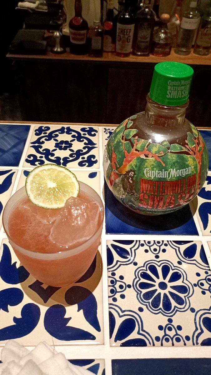 nekosuke_333's tweet photo. スイカのカクテルを作ってもらいました🍉
#captainmorgan #watermelonsmash #白金高輪バー #マレコン https://t.co/oHWXy91HCp