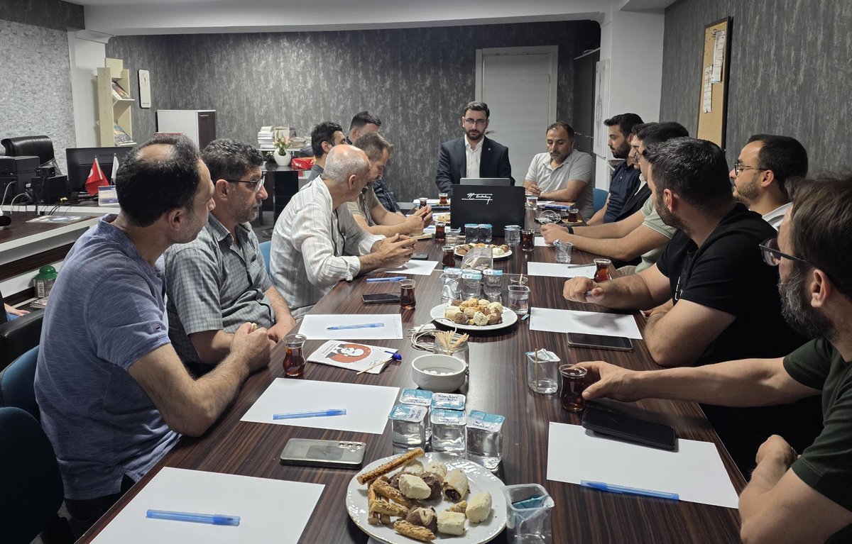agdizmir's tweet photo. AGD Genel Başkan Yardımcısı ve Üniversite Komisyonu Başkanı Zahit HÜNERLİ, ilçe başkanlarımız ve il yönetimimizin katılımıyla 'Yaz Tadili' gündemli toplantımızı gerçekleştirdik. https://t.co/5fytM0gw9g