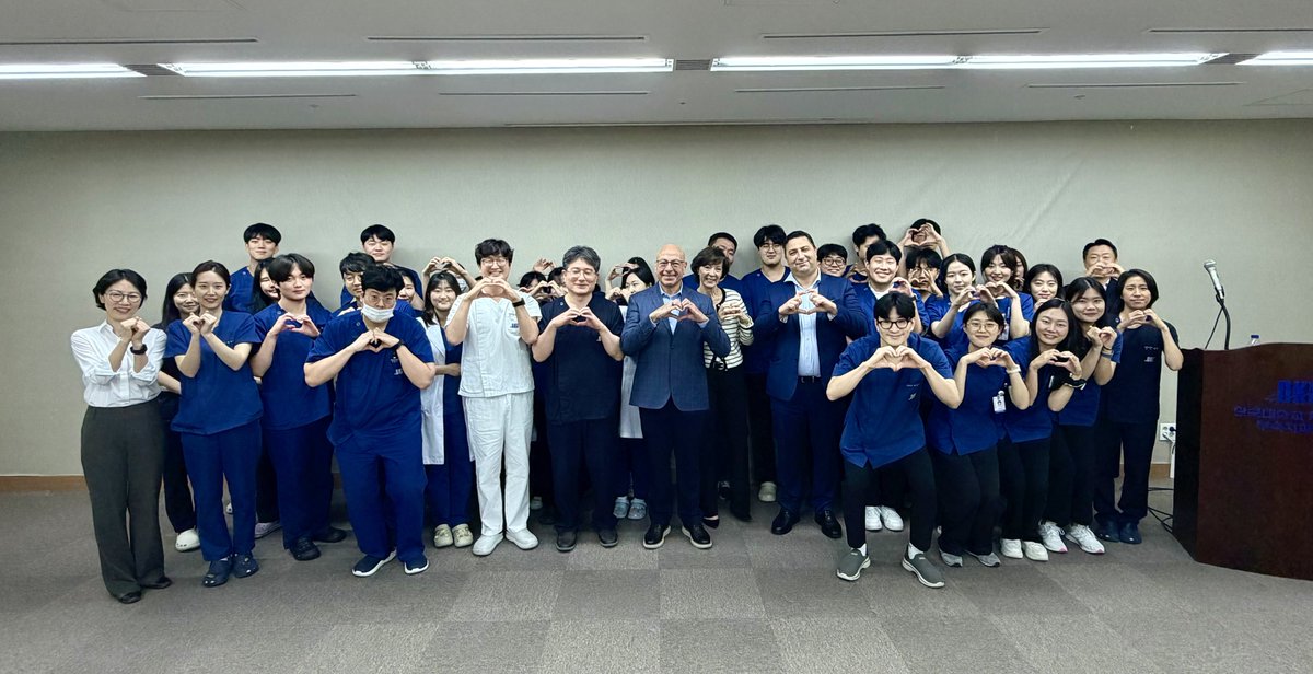 alkydes's tweet photo. 오늘 점심, 단국대학교치과병원 교육연구부 주관으로 해외연자 초청강연회를 열었습니다.

미국 University of Iowa의 Marcos A. Vargas 교수님을 모시고 ‘Anterior Composite Workflows: From Optical Principles to Injection Moulding’이라는 주제로 강연을 들었습니다. 전치부 복합레진 수복의 광학적 원리부터 shading, injection moulding, finishing & polishing까지 — 30년 넘게 이 분야를 이끌어 오신 대가의 임상 노하우가 50분에 압축된 시간이었습니다.

보존과, 보철과, 소아치과 교수님들과 전공의, 인턴까지 함께한 대회의실이 가득 찼습니다. 점심시간을 반납하고 참석해 준 우리 병원 식구들, 그리고 귀한 강연을 해 주신 Vargas 교수님과 후원해 주신 Solventum에 감사드립니다.

교육연구부장을 맡고 나서 처음으로 진행한 행사라 더욱 뜻깊은 시간이었습니다. 이런 배움의 자리를 앞으로도 계속 만들어 가겠습니다.

#단국대학교치과병원 #교육연구부 #해외연자초청강연회 #MarcosVargas #CompositeDentistry
