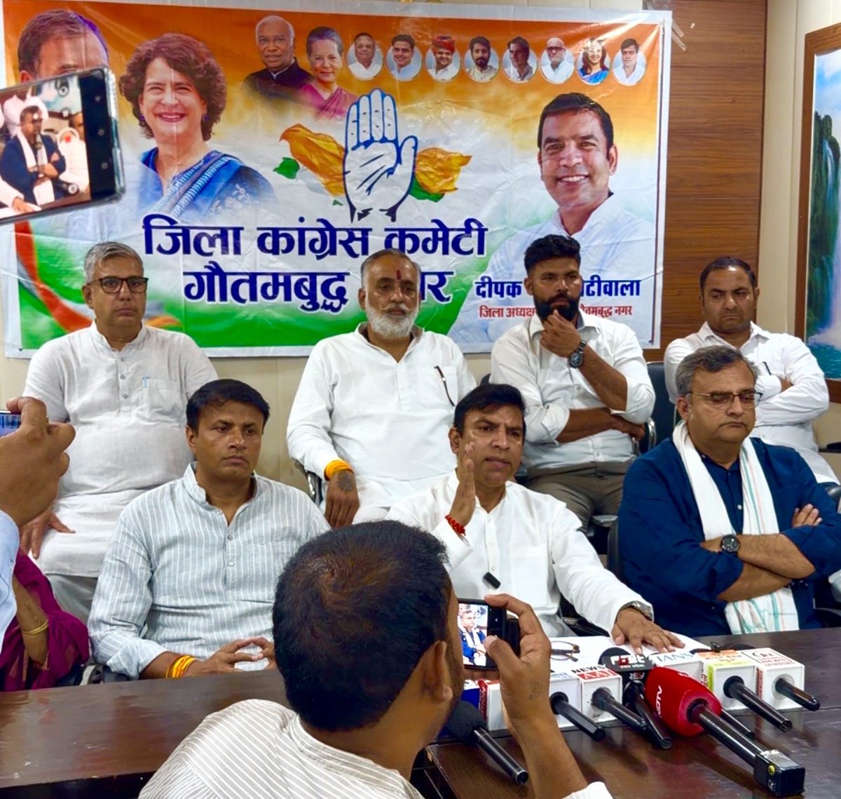 CHOTIWALA's tweet photo. #DCC_GBNagar 17 जुलाई से होने वाले संयुक्त किसान मोर्चा के आंदोलन को जिला कांग्रेस गौतमबुद्ध नगर द्वारा पूर्ण समर्थन।

गौतमबुद्ध नगर के किसानों की हर न्यायपूर्ण लड़ाई में कांग्रेस मजबूती से उनके साथ खड़ी रही है और रहेगी।

@priyankagandhi @RahulGandhi https://t.co/HKtqknosYg