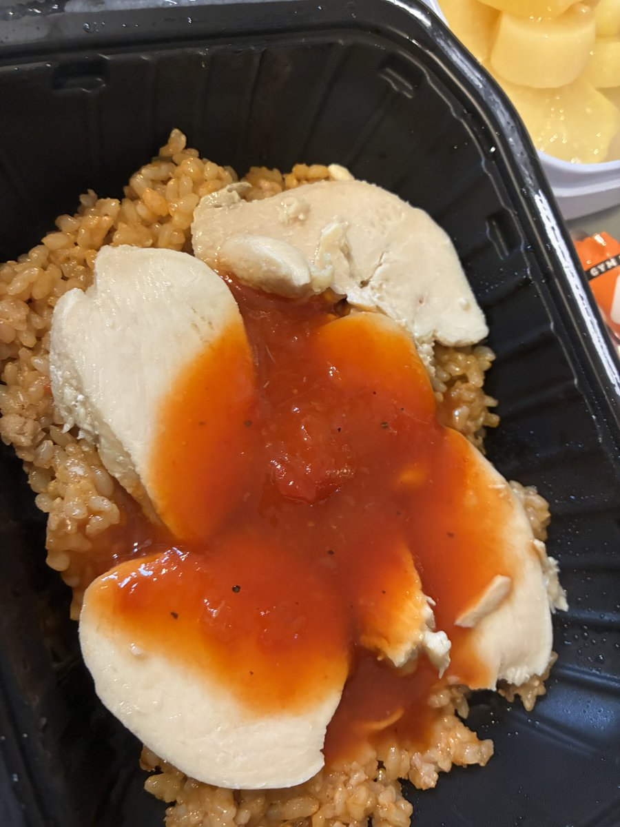 cmfIP1w0jv17148's tweet photo. セブンで話題になってたジム飯買ってみた✨
これでタンパク質47gはかなり摂れて便利やね！
ただ、見た目があんまり美味しそうじゃなかったこと、この味でこの金額かぁ…
と金額などを考えてしまうと、
鶏胸肉に塩でいいかな？笑
たまにの贅沢？的な感じならいいかもね！

#セブンイレブン https://t.co/FyxnWXO4q5
