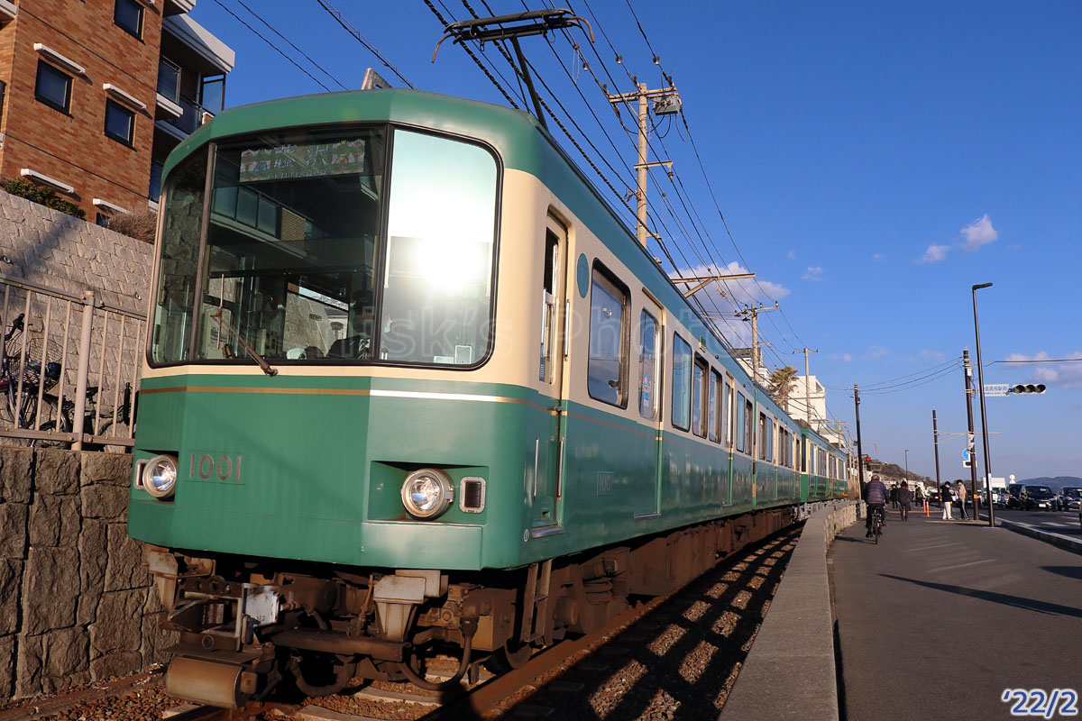 m3nisk's tweet photo. 営業運転終了した江ノ電1000形1001F　追加更新後の画

義経まつり武者行列の源義経役の方と

夕日を反射させ

#ありがとう江ノ電1001・1051号 https://t.co/3qOPagBR4T