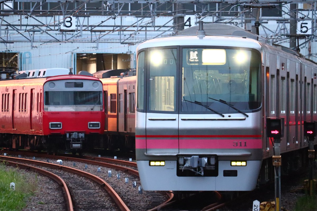 mu6417nambu's tweet photo. 311F 構内試運転@舞木検査場
試運転後も20時頃まで入換作業をしていて驚きました…
ところで2番線にいる 6517F は何ですか… https://t.co/xzBgP0bZQD
