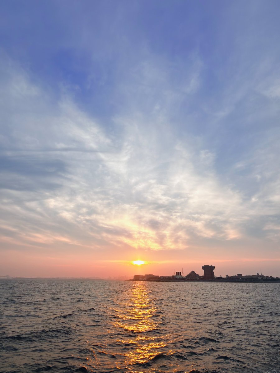 Hgq4hY's tweet photo. 雲の隙間から🌞
今日も暑い中お疲れ様でした
穏やかな夜をお過ごしください
6:29 pm, 28 °C https://t.co/Nzk3usNFEX