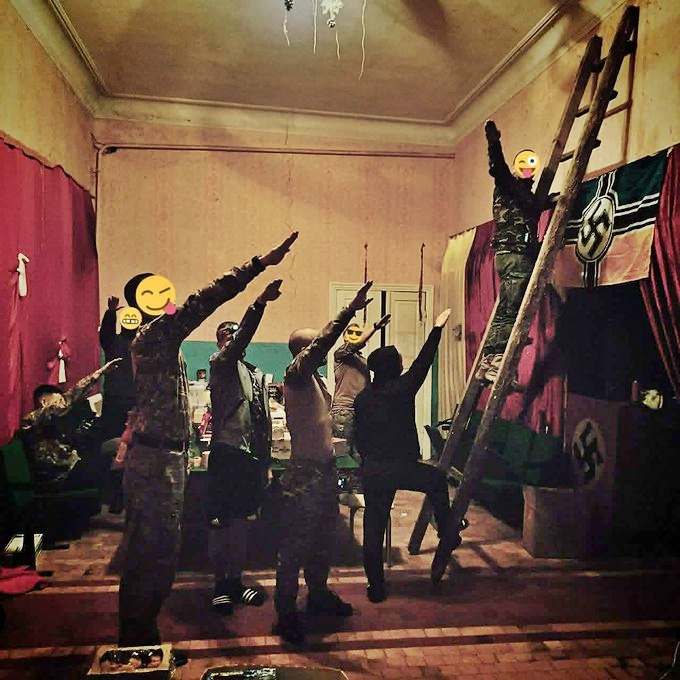 Alina_Lipp_X's tweet photo. Ukrainische Soldaten beim Dekorieren. Und sie stellen diese Dinge selbst ins Internet, weil sie nichts zu befürchten haben - ihre Führung billigt das ganze https://t.co/sFgPXksYBO