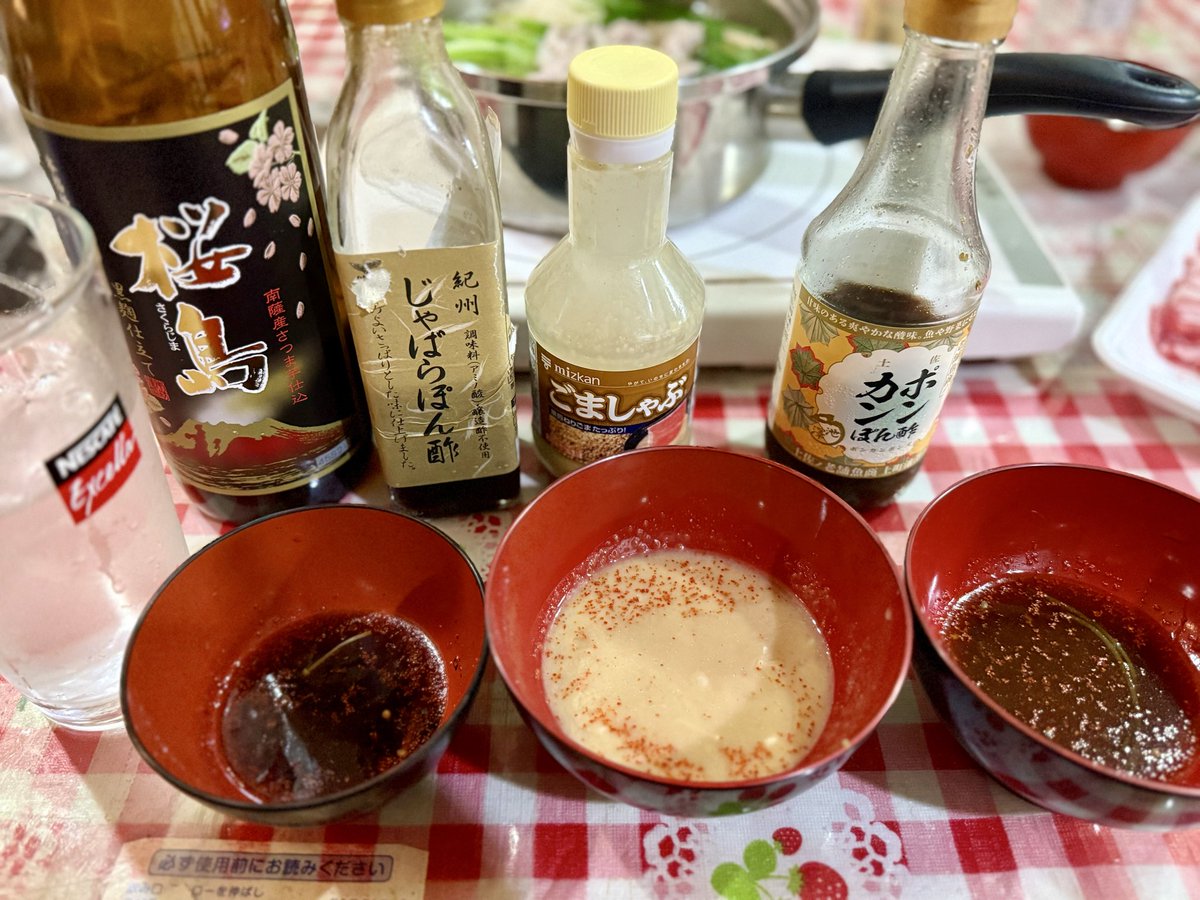 rabona13's tweet photo. 豚しゃぶ🍺
レタスとエノキと細ネギと三つ葉と豆腐👍
ポン酢2種とゴマだれで味変しながら😆 https://t.co/zwvTG9lHfM