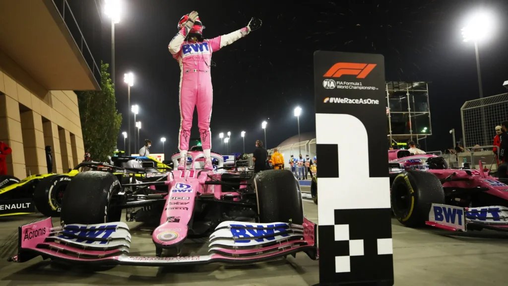 efmania's tweet photo. 🏁《セルジオ・ペレスが明かす、フォース・インディアをF1消滅の危機から救った舞台裏》

💸【ほぼ1年間、給与が支払われていなかった】

「チームから支払われるべきお金があり、その年はほぼ一年、給与が支払われていなかった。ただ、支払いの遅れは以前から多少あったため、ある意味では普通になっていた」

ペレスは給与未払いが続いていたものの、チームが消滅しかねないほど深刻な状況にあるとは、最終段階まで認識していなかった。

その後、マネージャーから、代金を受け取っていない取引先がチームの清算を申し立てていると知らされた。

「基本的には会社を閉鎖できるということだ。チーム全員が職を失う。僕は『大変だ』と思った」

⚖️【チームを潰すためではなく、救うために管財手続きを選んだ】

「僕たちが管財手続きに入れなければ、その時点でチームは破産し、全員がすべてを失っていた」

ペレスとマネージャーは、清算によってチームが消滅する前に、あえて自分たちの所属チームを管財手続きへ入れる決断をした。

目的はチームを攻撃することではなく、事業を存続させたまま買い手を探すための時間を確保し、スタッフの雇用を守ることだった。

「当時のフォース・インディア、現在のアストンマーティンも存在していなかった。買い手を見つけるために90日間��猶予を得た」

📑【予選や決勝の直前まで、弁護士との会議に追われた】

「マシンに乗る直前まで弁護士と話していたこと��覚えている。しかも、何を言われているのか、ほとんど理解していなかった」

ペレスは法律の専門知識を持たないまま、チームの将来を左右する重大な手続きを進めていた。

「予選の直前まで会議をしていた。本当に予選直前まで弁護士と話し、そのままマシンに乗った」

「決勝前も、エンジニアと過ごす代わりに別の会議へ出ていた」

法的問題への対応を終えると、そのままマシンへ乗り込み、レーシングドライバーとして結果を出さなければならなかった。

👥【スタッフに直接説明し、チームを守る意図を伝えた】

「ドライバーがチームを管財手続きに入れる」と聞けば、外からはチームを訴えているようにも見える。

そのためペレスは、スタッフへ自ら説明した。

「僕がこれをするのは、ここにいる全員にとって、それが唯一正しい道だからだ。そうしなければ、皆はすべてを失い、仕事も失う」

「手続きがどう機能するか説明した。それで皆は少し落ち着いた」

ペレスにとって、世界を一緒に転戦するメカニックやエンジニア、スタッフは家族のような存在だった。

「家族のために何かできるなら、誰だってやると思う」

💔【���体制でも走り続けると考えていたが、ベッテル加入でシートを失った】

ローレンス・ストロール率いる投資家グループがチームを買収し、レーシングポイントとして再出発した後、ペレスは自分も新プロジェクトの一員として走り続けると考えていた。

「自分の将来はそのチームにあると思っていた。キャリアの大半をそこで過ごし、チームの買収成立にも協力した」

しかし、4度のワールドチャンピオンであるセバスチャン・ベッテルが獲得可能になった。

「ローレンスが強い関心を持つことは理解していた。スポーツとはこういうものだ」

ペレスは、チーム強化のためにベッテルを選ぶ判断そのものは理解していた。

その一方で、長年の在籍やチーム存続への貢献が、将来のシートを保証するわけではないという現実も突きつけられた。

「そこで思った。『このスポーツに忠誠心というものはない』」

この言葉には、自分の貢献が報われなかったという苦さが含まれている。ただし、ペレスはベッテル獲得を不当だと非難したわけではなく、個人的な恨みにも変えなかった。

「今でもアストンマーティンの全員と良い関係を保っている」

そして、自分で制御できることへ意識を切り替えた。

「今、自分に何ができる？　できるのは、コース上で結果を出すことだけだ」

その後、ペレスは2020年サクヒールGPでF1初優勝を達成。この勝利が、レッドブル加入へつながる大きな転機となった。

via High Performance

✅当時のフォース・インディアは、予算上限のないF1で慢性的な資金難を抱えていた。そこへ共同オーナーのビジェイ・マリヤとサブラタ・ロイがインドで深刻な金融・司法問題を抱え、資金供給が細ったことで、給与や取引先への支払いが滞り、チームは清算寸前まで追い込まれた。

それをギリギリの段階でペレスは、清算による即時消滅を避けるため、自ら債権者として管財手続きを申し立て、買い手を探せる状態へ移す決定的な役割を果たした。

そして最終的に、ローレンス・ストロール率いる投資家グループが資産を買収したことで、レーシングポイントを経て、現在のアストンマーティンへとつながっていった。

もちろん、ペレス一人だけでチームを救ったわけではない。管財手続きを支えた債権者、法的処理を担った関係者、運営を続けたスタッフ、そして資金を投じた買収側がそろって、初めて救済は成立した。実際、買収合意によって約400人の雇用が守られ、債権者への支払いも進められることになった。

それでも、現役F1ドライバーが自ら債権者となり、所属チームを管財手続きへ移す法的行動の中心に立つことは極めて異例だった。

しかも、それは結果が見えている安全な決断ではない。

手続きを起こせば、表面上は「所属チームを訴えたドライバー」に見える。買い手が現れなければ、チーム消滅の責任まで負わされかねない。一方、何もしなければ、清算によってスタッフ全員が職を失う可能性があった。

ペレス自身も当時、この行動を「胸が張り裂け���思いだった」と語りながら、それでもチームと約400人の雇用を守るために必要だったと説明している。

予選や決勝の直前まで、十分に理解できない法律問題について弁護士と協議し、その直後にはマシンへ乗って結果を求められる。ドライバーとして速く走るだけでなく、チームの将来そのものを背負う決断だった。

だからこそ、このエピソードで際立つのは、ペレスが単にフォース・インディアの救済に関わったことだけではない。

自分の評判やキャリアにも傷がつく可能性を引き受けながら、何もしなければ失われる400人の仕事を守る方を選んだことにある。

その意味で、ペレスはフォース・インディアを一人で救ったわけではないが、チームが消滅ではなく再出発へ向かうための扉を開いた、決定的な人物の一人だった。