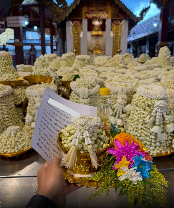 WONDER__MARK's tweet photo. 💐ฝากรีค่ะ รอบวันพรุ่งนี้ วันพฤหัสบดีที่ 16 กรกฎาคม 2569 

เข้าวัดพระธาตุดอยคำ ไหว้มาลัยดอกมะลิ ถวายหลวงพ่อทันใจ เหมือนเดิมนะคะ

ข้อดีของการไหว้หลวงพ่อทันใจ
จะยิ่งทวีคูณความสำเร็จที่รวดเร็ว จะช่วยหนุนดวงชะตาให้ผู้ที่ไปกราบไหว้มีการงานก้าวหน้าอย่างรวดเร็วเปิดทางโชคลาภและการเงินที่มั��นคง  วันนี้เหมาะอย่างยิ่งสำหรับการขอพรเรื่องการเลื่อนขั้น เลื่อนตำแหน่ง การทำสัญญาทางธุรกิจ ตลอดจนการขอโชคลาภเงินทองให้หลั่งไหลเข้ามาอย่างมั่นคงและยั่งยืน และความสมหวังเรื่องความรัก เรื่องติ่งยิ่งดีน้า

ใครสนใจฝากถวายมาลัยดอกมะลิ ขอพร บน แก้บน หลวงพ่อทันใจ ฝากต่ายไหว้ได้เลยน้า

กรอกฟอร์มนี้เลยนะคะ มีไกด์ไลน์คำพูดและคำแนะนำให้ในฟอร์มเลยค่ะ มีหลายแบบ ห���ายขนาด หลายราคาเลยค่ะ

ที่นี่ขึ้นชื่อเรื่องขอแล้วสมหวังสำเร็จเร็ว ทันใจ และได้จริงๆ
มีคนกลับมาฝากต่ายแก้บนทุกวันจริงๆคือเรื่องจริงนะคะ ��ีวิวหลายร้อยหลายพันรายแล้ว

・ถ้าเน้นเริ่มต้นก็พานเล็กสุด 50 พวง 250 ได้นะคะ
・ถ้าเอาคุ้มค่าก็พาน 100 พวง รวมมาลัยกร เป็นชุดขอพรมาตรฐาน ราคา 350.-
・ถ้าเอาคุ้ม แถมเติมบุญเติมแสงสว่างจากชีวิตติดอุปสรรคมากๆ และดวงไม่ค่อยดี แนะนำชุด 100 พวง + เติมน้ำมันตะเกียง ต่ายไหว้เสร็จจะนำมันถวายเติมที่ข้างหลวงพ่อให้ค่ะ ราคาชุดละ 390.-

⮞กรอกฟอร์มนี้เลยค่ะ ตัดรอบ 12.30 น.
https://t.co/PrD05yxL3R
