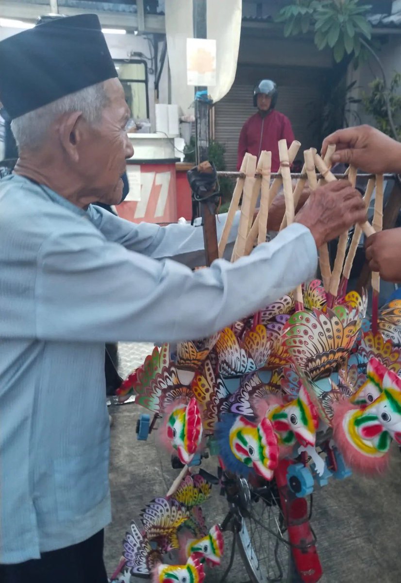 Charismaylnd's tweet photo. WARGA plis kalo kalian lewat penggilingan jakarta timur ketemu bapak ini dibeli ya mainan ayam2an nya. Ini kata beliau buat sendiri loh harga nya 25rb/pcs
Beliau suka ada di depan ceker dower penggilingan.
Yuk bantu kakek nya biar dagangan nya abis terus 🥹
cc: chelssfan https://t.co/l6oNZZTXLU