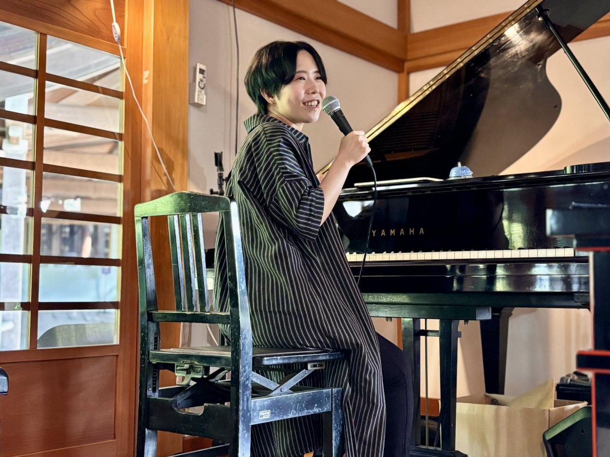 eosan240's tweet photo. 今日は会社半ドンして伊藤詩織チャン@鎌倉光明寺へ。行くまで暑かったけど楽しかったです😄今回はサマーウォーズをリクエスト。楽譜自分で書いたそう。
これからもよろしくお願いしま〜す☝️
#伊藤詩織　#8月もあるよ https://t.co/LrvvBwLkjj