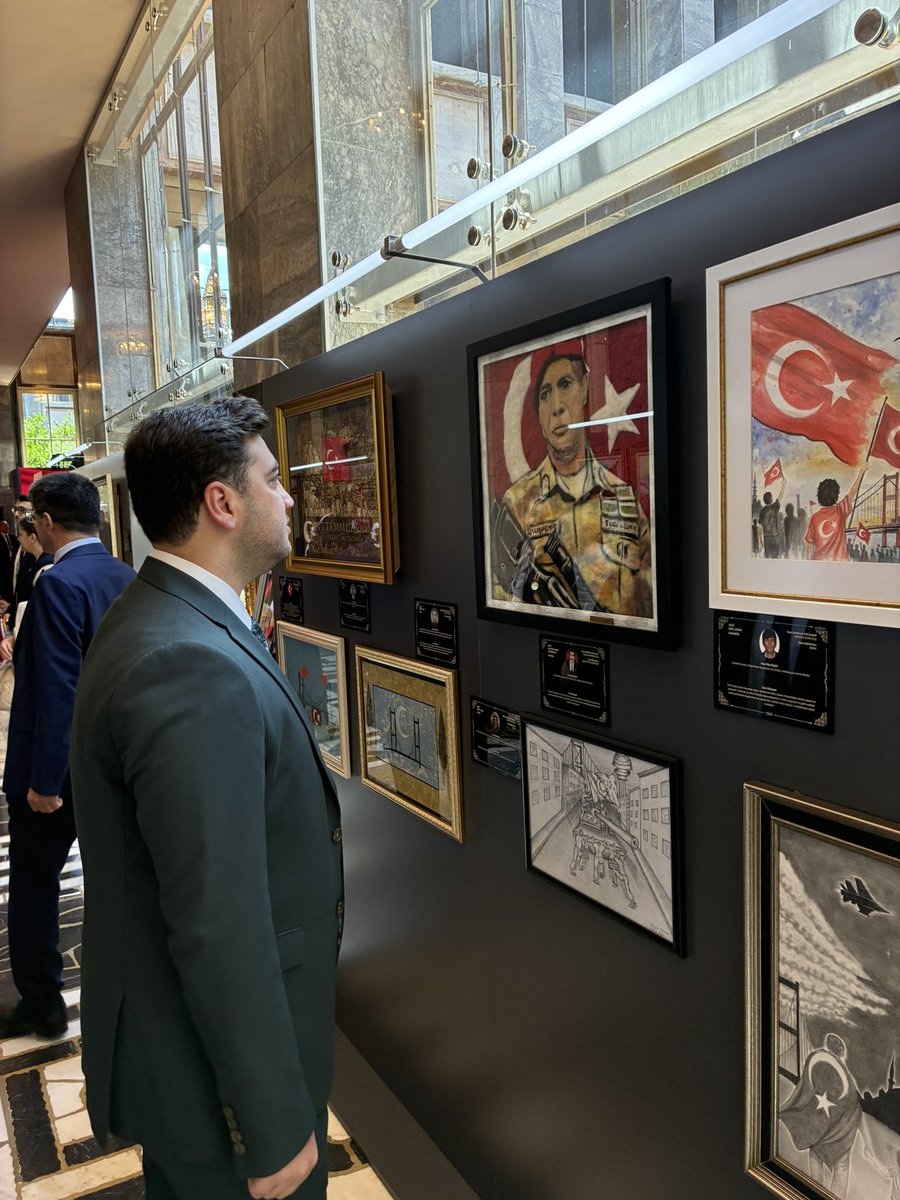 mesutbozatli's tweet photo. 📍 #TBMM Şeref Holü 

15 Temmuz Demokrasi ve Millî Birlik Günü programı kapsamında; 15 Temmuz Millî İradenin Zaferi Dijital Gösterim Sergisi, Aile ve Sosyal Hizmetler Bakanlı��ımızın “15 Temmuz’un 10. Yılı Anısına Sanata Teşvik ve Sanatla Yaşam Sergisi” ile Basın İlan Kurumu “15 Temmuz Manşetleri Gazetecilik Atölyesi Sergisi”ni ziyaret ederek bu anlamlı çalışmaları yerinde inceledik.

Sergilerde; milletimizin istiklaline, demokrasisine ve millî iradesine sahip çıkışının hafızalara kazınan izlerine bir kez daha şahit olduk.
Aziz şehitlerimizi rahmet, minnet ve dualarla yâd ediyor; kahraman gazilerimize şükranlarımızı sunuyoruz.
#15Temmuz #MilliİradeninZaferi