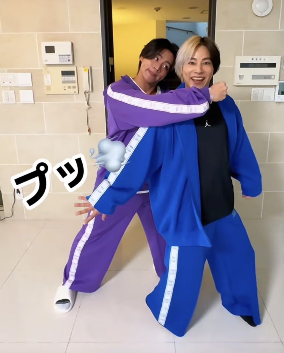 corombo1646's tweet photo. ここ好きで何回も見ちゃった🤣
なおの表情が最高すぎて🤣💜
かちょーはさすがの反射神経✨

https://t.co/woAxL1Ys3Z https://t.co/SlFI5ZZ48Q
