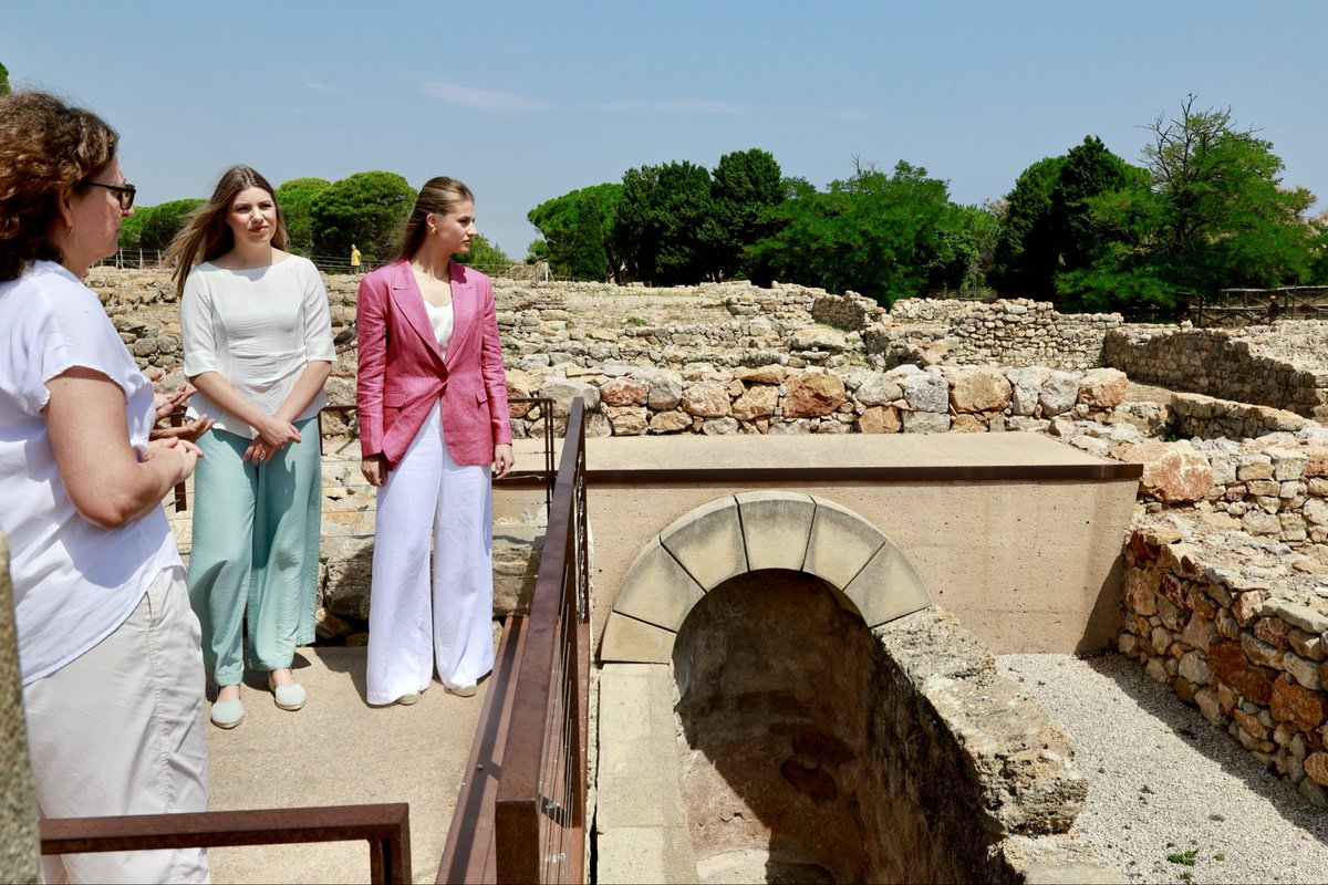 CasaReal's tweet photo. Recorrido de la Princesa de Asturias y de Girona y la Infanta Sofía por la Neápolis (ciudad griega) del conjunto arqueológico de Empúries (Girona).

#PremiosPrincesaDeGirona 2026

➡️https://t.co/Tn1Zc4vHq6 https://t.co/P1J2UnRdhW