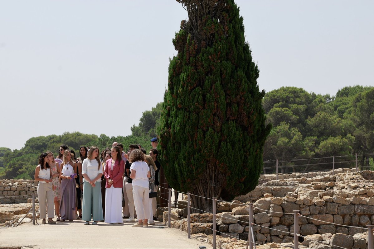 CasaReal's tweet photo. Recorrido de la Princesa de Asturias y de Girona y la Infanta Sofía por la Neápolis (ciudad griega) del conjunto arqueológico de Empúries (Girona).

#PremiosPrincesaDeGirona 2026

➡️https://t.co/Tn1Zc4vHq6 https://t.co/P1J2UnRdhW