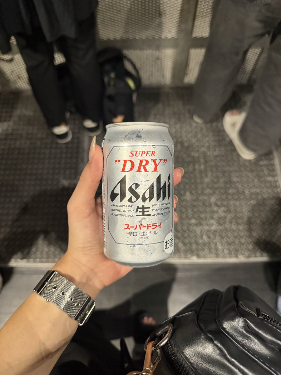 shiiiiori_com's tweet photo. 夜とのツーマン@ えっじ🍻
セトリもあるだろうけど対比でドライめな叫び強めな日だった、タオルぶん回しは夏って感じで楽しくなってしまうな https://t.co/hgFUaoKusO