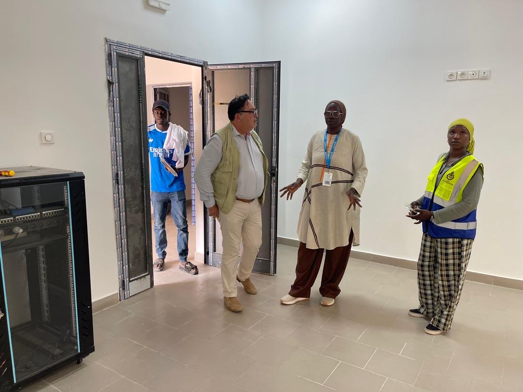 unicefsenegal's tweet photo. Le Représentant de l’UNICEF en visite au dépôt de vaccins de Louga. 
Ouvrage majeur d’un programme qui concerne aussi les DRS de Diourbel et Tambacounda. 
L’introduction de nouveaux vaccins et l’élargissement du calendrier vaccinal exige un renforcement des capacités de stockage. https://t.co/ZcuqbPCOXV